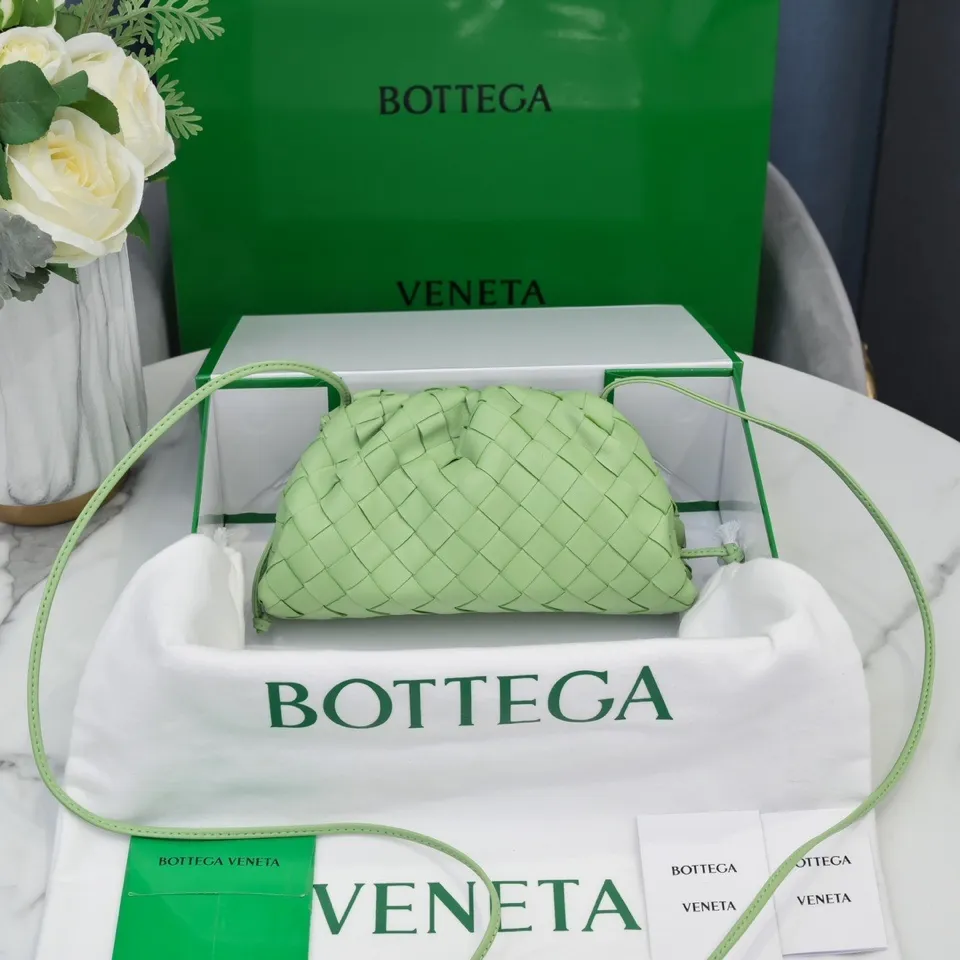 Batch 1260 large grid weaving The pouch cloud bag is the first series designed by former Celine designer Daniel Lee after joining BV. The upper body is extremely ecstatic ~ fashionable and classy ~ elegant and concise, lazy and intellectual size: 23*13*8 [Little Cloud Rough Weave#]